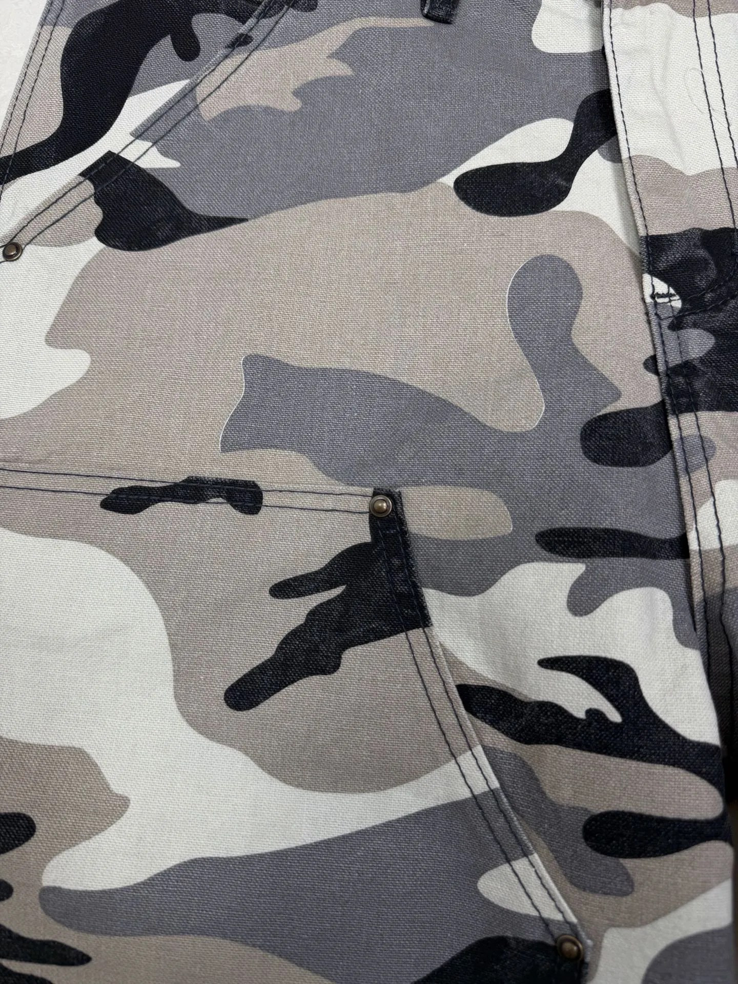 Carhartt 2026 New Arrival Logging Green Camouflage Couple Style Straight Leg Loose Jeans High Version High Version Top Ceiling Quality Styles with different wash textures are very friendly to people with thin legs and thick legs. The straight and loose version is very flattering to the leg shape. The moderate length is timeless and easy to match. It is the basis of various styles and a must-have in the wardrobe! The fabric is stiff but also makes the upper body soft without losing texture. The washing process is even more perfect. It is a must-have item for everyone! ! ! Washed wheat, hang tag, pants label, three labels complete Color: Green Size: 28, 30, 32, 34, 36 (five sizes)